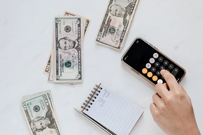 Employee Calculating Gratuity in UAE
