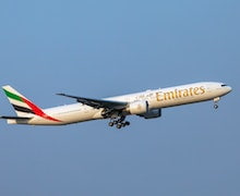 uae emirates flight flying from london to dubai